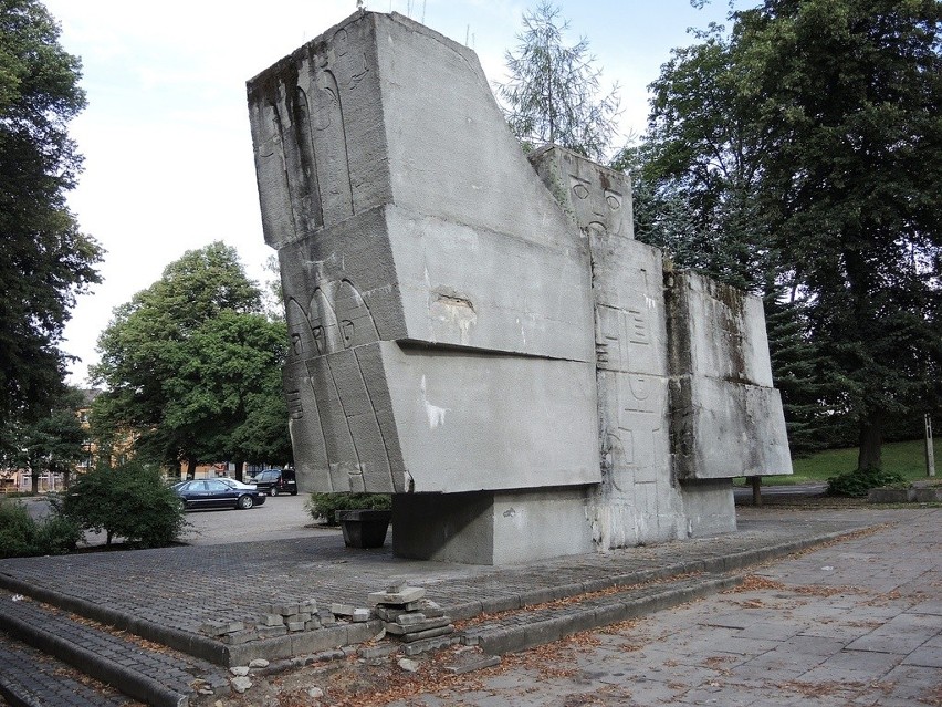 Zniszczony pomnik Światowida w Bytowie