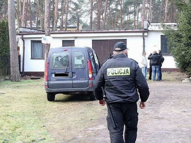 W domu jednorodzinnym na jednym z osiedli we Włocławku policjanci znaleźli zwłoki kobiety po chwili znaleźli ciała kolejnych dwóch osób. Ustalono że to matka nieżyjącej i jej brat.
