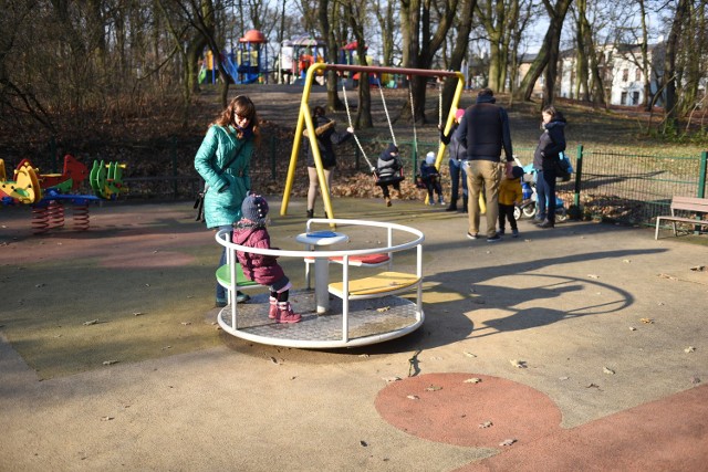 Rodzice proszą o oświetlenie placu zabaw na Bydgoskim Przedmieściu