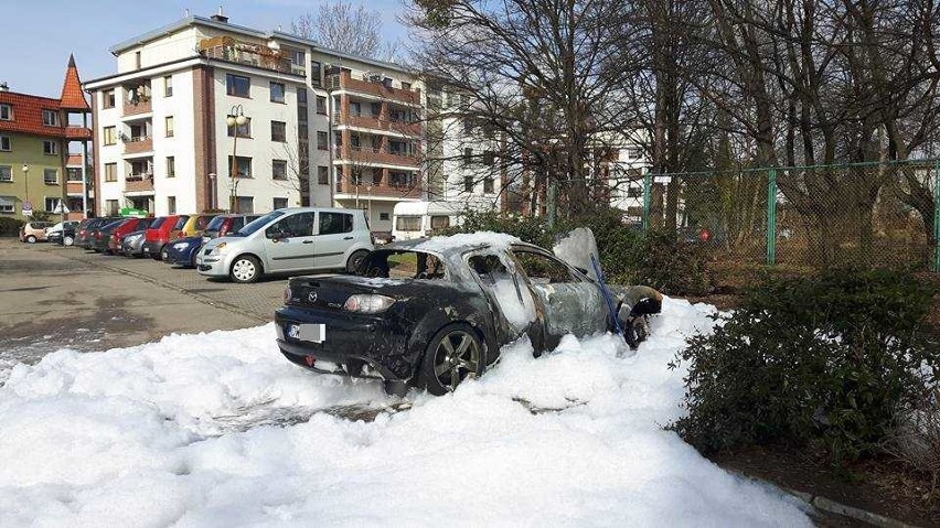 Mazda e6 spłonęła w nocy z piątku na sobotę na osiedlu w...