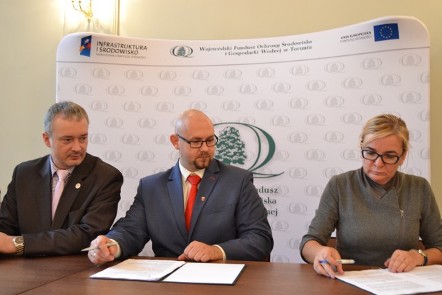 Podpisanie porozumienia o dofinansowaniu. Na zdjęciu: Emilia Kawka-Patek, prezes WFOŚiGW, wójt Andzrej Olszewski i Marek Buczko, skarbnik gminy