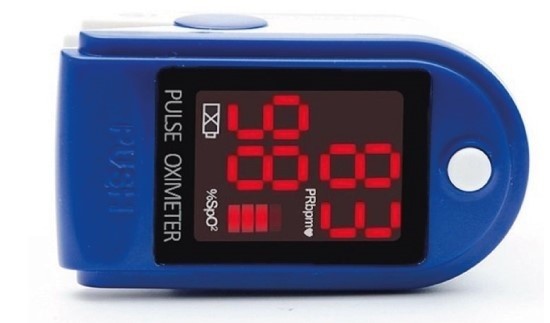 OXIMETER ma postać małego urządzenia zasilanego bateriami....