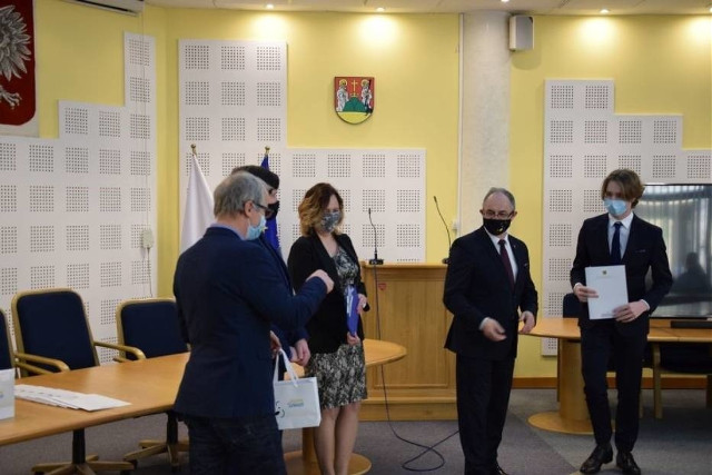 Prezydent Suwałk przyznał stypendia uzdolnionym artystycznie dzieciom. Zobacz kto otrzymał wsparcie