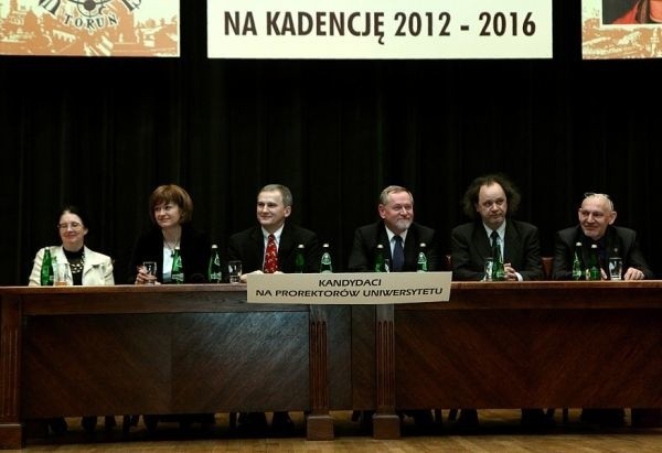 Na zdjęciu od lewej: dr hab. Danuta Dziawgo, prof. UMK;  dr hab. Beata Przyborowska, prof. UMK;  prof. dr hab. Jan Styczyński; prof.  dr hab. Andrzej Tretyn;  prof. dr hab. Włodzisław Duch;  prof. dr hab. Andrzej Sokala