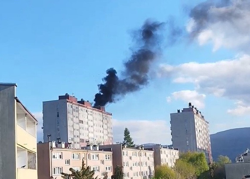 ożar wieżowca w Bielsku-Białej. Pali się dach budynku...