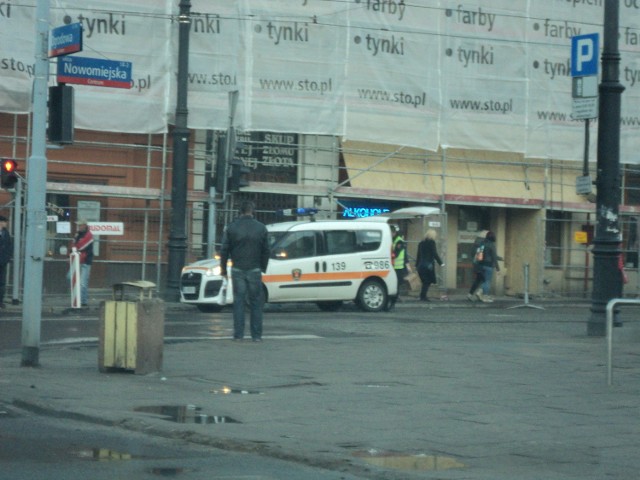 Strażnicy przetransportowali także wózek niepełnosprawnego mężczyzny.