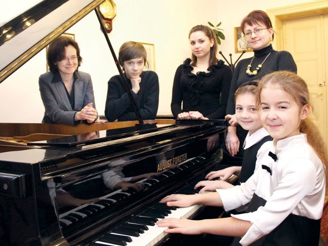 Uczniowie od początku nauki gry na fortepianie nastawieni są na sukcesy, sami wyszukują konkursy i pilnują startów w nich.