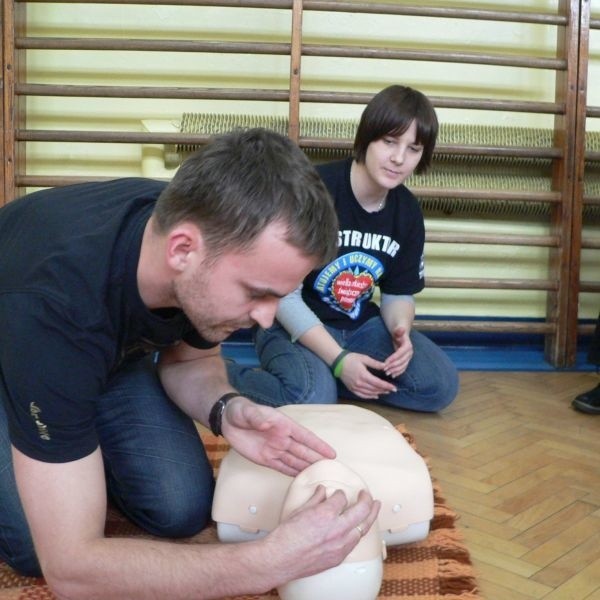 Szkolenia nauczycieli, którzy będą uczyć w swoich palcówkach udzielania pierwszej pomocy już trwają w Stalowej Woli