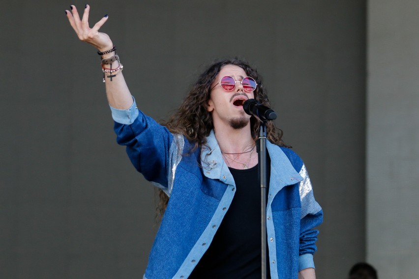 Michał Szpak na festiwalu w Opolu.