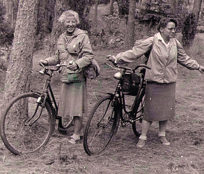 1961 r. Dr Błońska z Janką Bartkiewicz na obozie w...