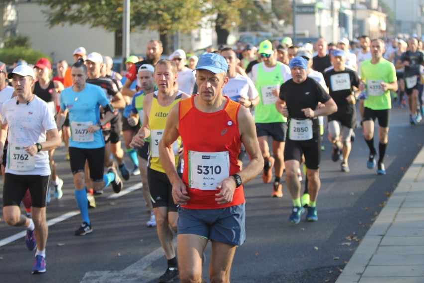 Zdjęcia z maratonu w Poznaniu 2018 - biegacze na pierwszym...