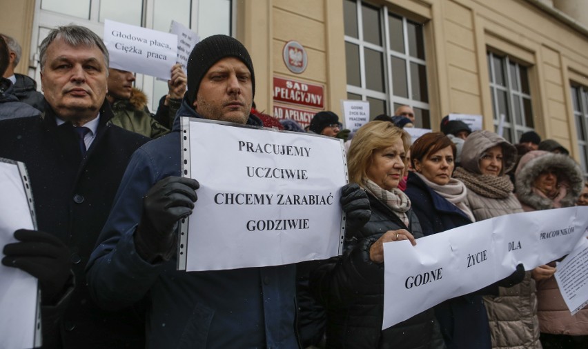 Protest pracowników administracyjnych w rzeszowskich sądach.