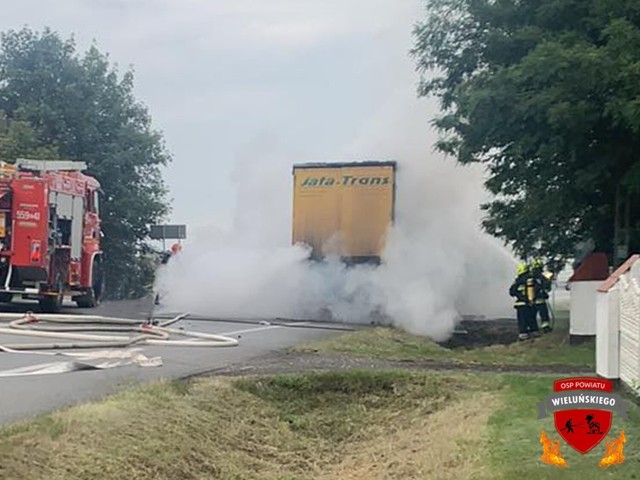 Pożar samochodu ciężarowego na DK 74 koło Wielunia.