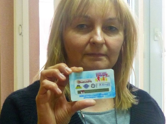 Pani Renata jest jedną z osób, które już odebrały kartę uprawniającą do rodzinnych zniżek.