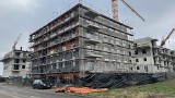 Ekspresowa budowa nowych mieszkań w Czeladzi. Osiedle przy ul. Hallera rośnie w oczach, a przy ul. 21 Listopada pojawiły się już okna