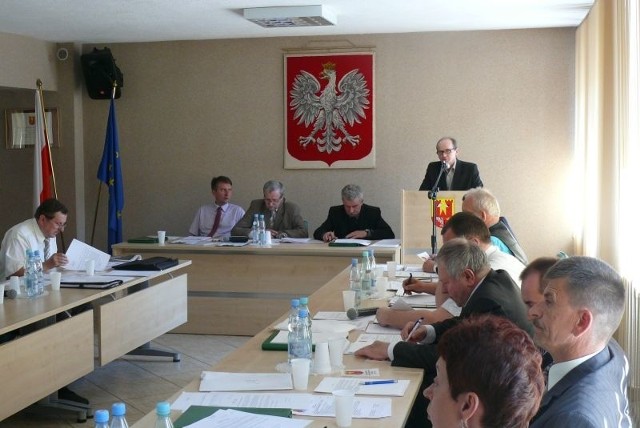 Radny Mirosław Małecki w specjalnym oświadczeniu na sesji rady gminy powiedział, że jest niewinny kradzieży drzewa.