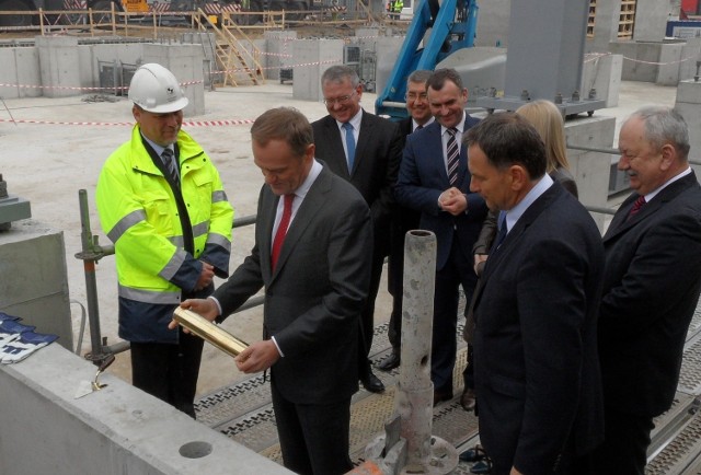 Wmurowanie kamienia węgielnego pod budowę nowoczesnego bloku energetycznego w EC Tychy. W uroczystości wzięli udział m.in. premier Donald Tusk i wicepremier Elżbieta Bieńkowska.