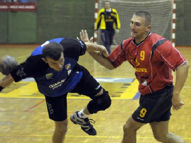 Maciej Paliwoda (z lewej) w starciu z Danielem Skowrońskim.