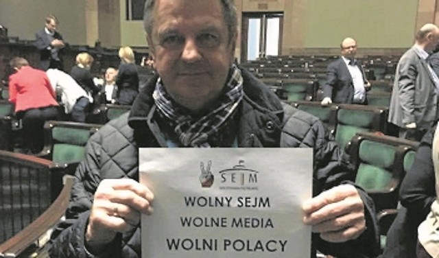 - Pan Kigina nie zabroni mi wykonywania zawodu - mówił Marek Hok. Od piątku jest wśród posłów protestujących w Sejmie. W sobotę na krótko wrócił do Kołobrzegu, by spotkać się z dziennikarzami