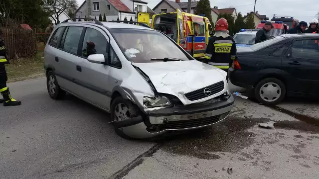 W Jasieńcu Iłżeckim Górnym zderzyły się opel zafira i ford fokus, dwie osoby zostały ranne.