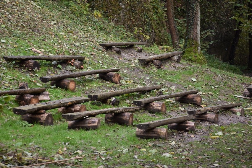 Przed ołtarzem w dolince można spocząć na drewnianych...