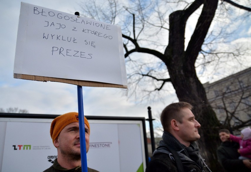 Kontrowersje wokół manifestacji KOD: Tomasz Lis, Jan Tomasz Gross i dzieci z transparentami