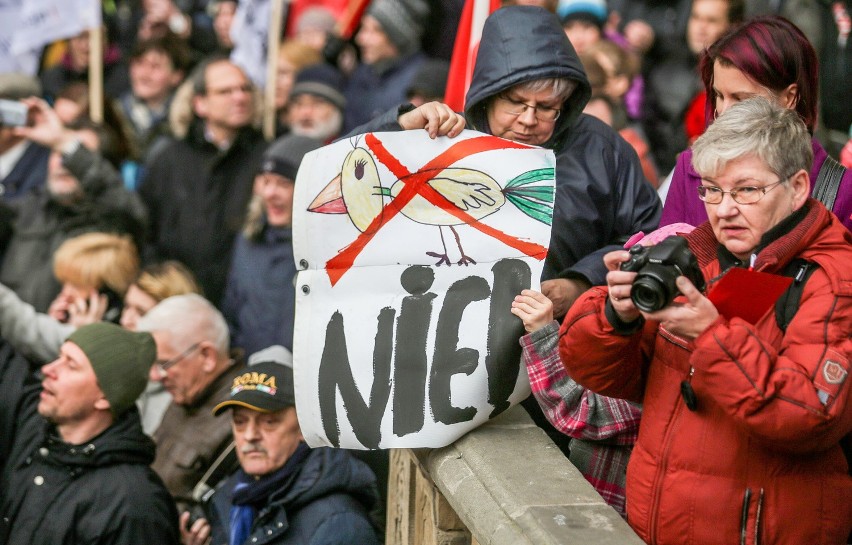 Kontrowersje wokół manifestacji KOD: Tomasz Lis, Jan Tomasz Gross i dzieci z transparentami