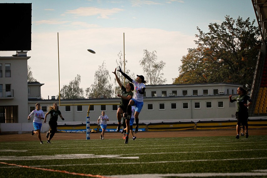 Ultimate frisbee gra zespołowa z użyciem latającego dysku...