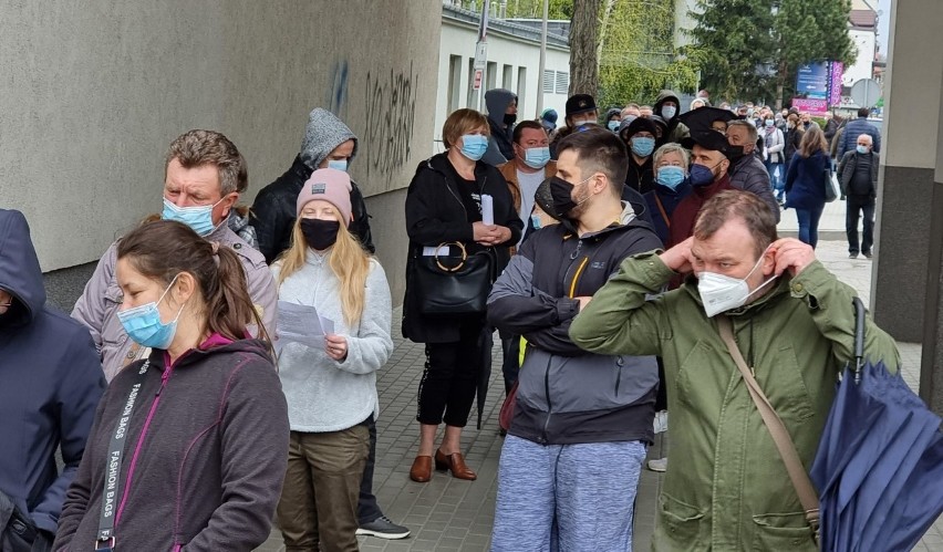 Setki osób przed mobilnym punktem szczepień w Kielcach! Każdy chce skorzystać [ZDJĘCIA]