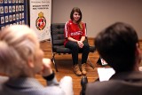 Kobieca eskorta wyprowadzi piłkarzy Wisły w meczu Ekstraklasy