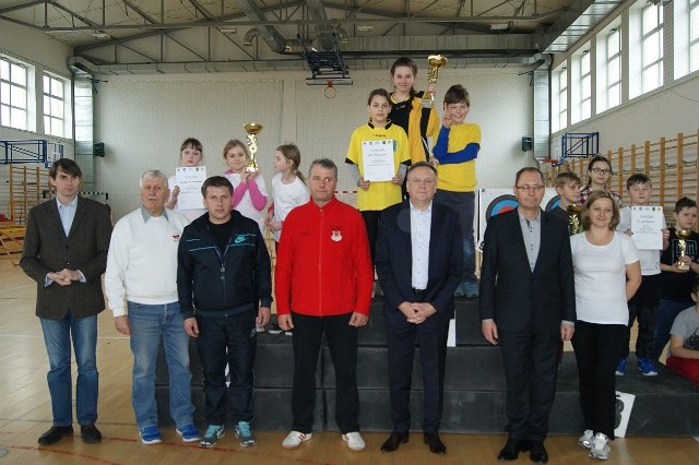 Reprezentacje najlepszych klubów oraz osoby wręczające medale podczas finałowych zawodów w Kijach. 