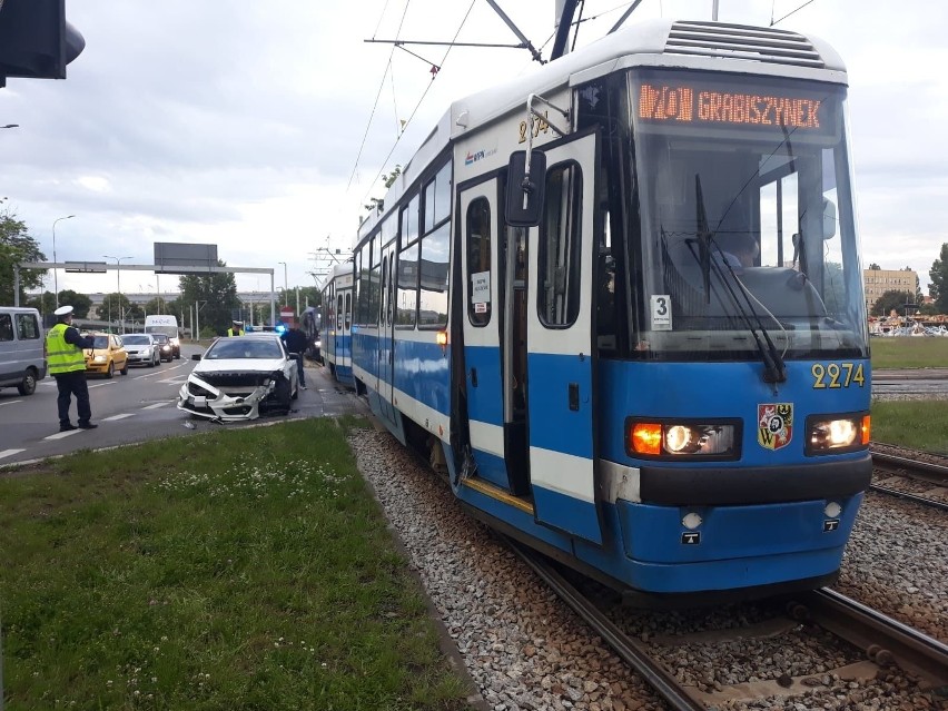 Wrocław: Wypadek tramwaju. Ranny jest motorniczy