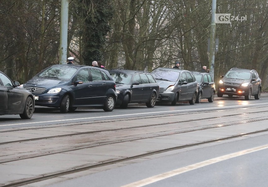 Poranek w Szczecinie. Kilka kolizji na szczecińskich drogach i utrudnienia w ruchu