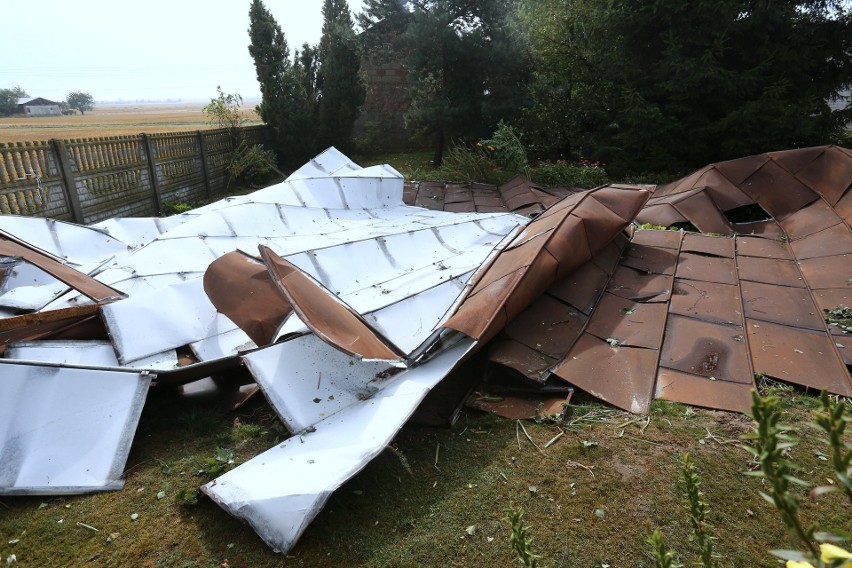 Burza w Łodzi. Nawałnica nad Łodzią. Powalone drzewa, gałęzie na drogach, zalane ulice [ZDJĘCIA]