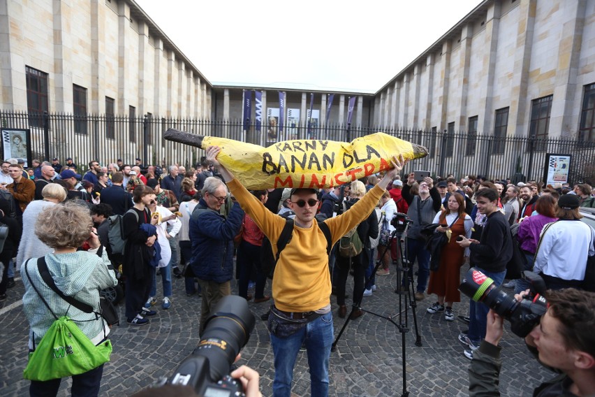 Jedzenie bananów przed Muzeum Narodowym 29.04.2019