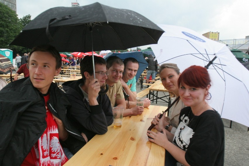 Strefa kibica w Katowicach: Hiszpanie kontra Włosi i deszcz [ZDJĘCIA]
