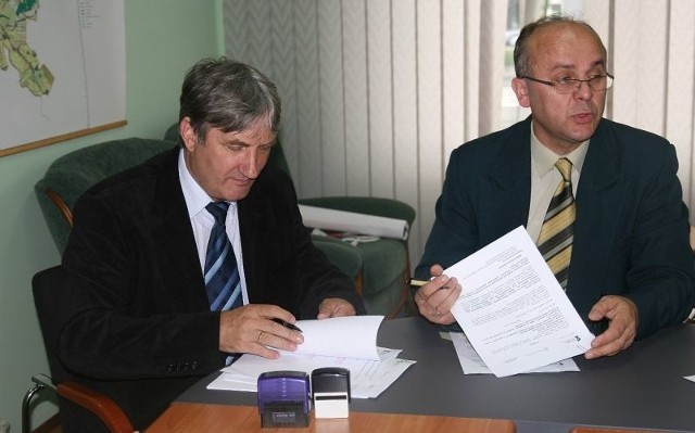 Umowę na remont bursy szkolnej oraz warsztatów przy RCEZ w Nisku podpisał Władysław Pracoń, starosta powiatu niżańskiego (z prawej) oraz Kazimierz Koc, właściciel firmy Korem.