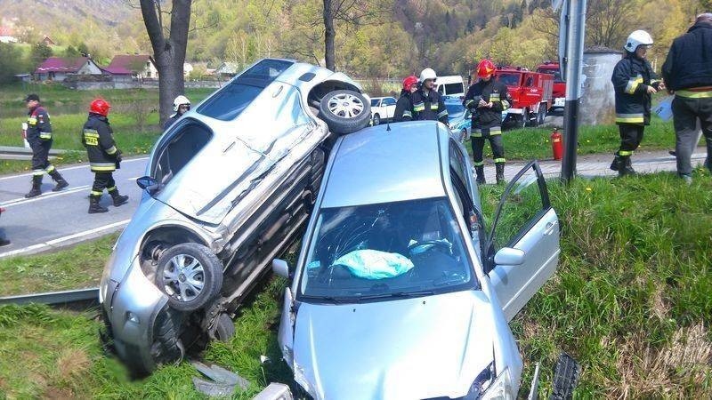 Auto na dachu drugiego auta. Dwie osoby w szpitalu [ZDJĘCIA]