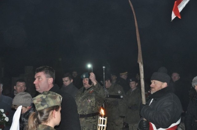 Uczestnicy obchodów 152 rocznicy wybuchu Powstania Styczniowego na cmentarzu w Szydłowcu.