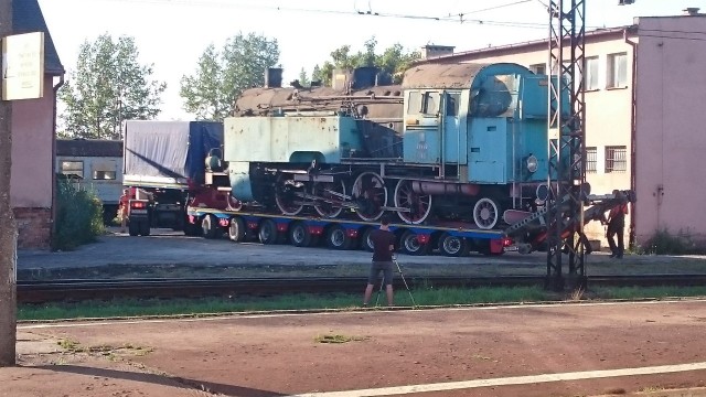 Moment wywożenia lokomotywy z dworca w Inowrocławiu uwieczniony przez Czytelnika "Pomorskiej"