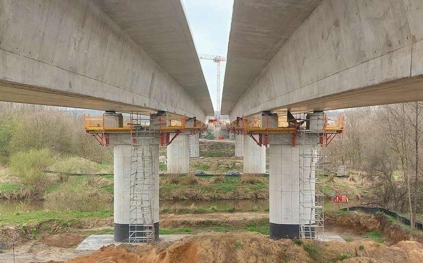 Zakończyła się budowa konstrukcji mostu nad Wisłą w ciągu...