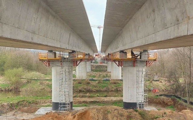 Zakończyła się budowa konstrukcji mostu nad Wisłą w ciągu powstającej obwodnicy Oświęcimia. Przeprawa połączyła brzegi rzeki i Małopolskę ze Śląskiem