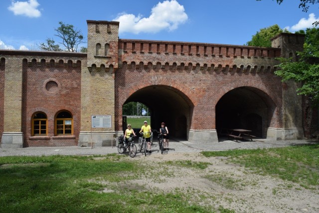 Rowerzyści z Żagania przed Twierdzą Kostrzyn.