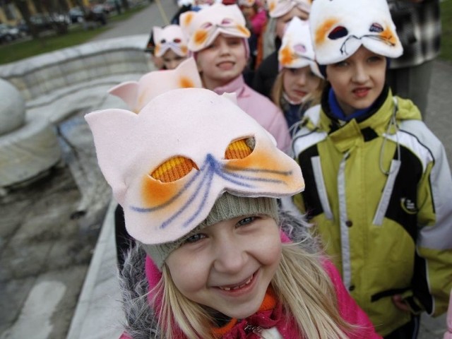 Młodzi entuzjaści esperanto ubrani byli w maski, nawiązujące do bajki "Kot Kolor"