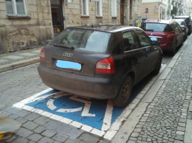 Parkowanie po wrocławsku. Na miejscu dla niepełnosprawnych 