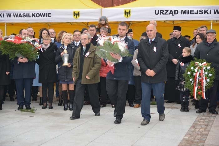 W Wasilkowie kwiaty złożył Adrian Łuckiewicz, burmistrz...