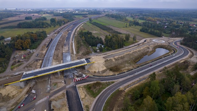 Na głównej trasie S7 między Tarczynem a Lesznowolą w większości jest już ułożona tak zwana wiążąca warstwa nawierzchni. Kiedy ten etap się zakończy, wykonawca będzie mógł układać ostatni asfalt na "ekspresówce".