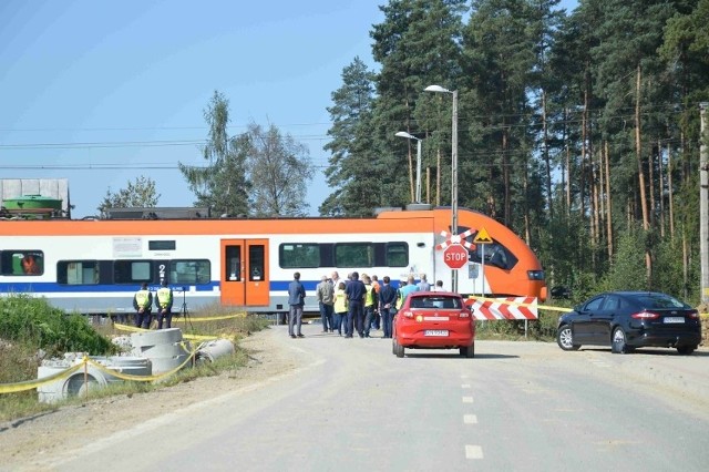 Do tragicznego wypadku podczas egzaminu na prawo jazdy doszło pod koniec sierpnia 2018 roku na niestrzeżonym przejeździe kolejowym w Szaflarach koło Nowego Targu. (Zdjęcie z eksperymentu procesowego).
