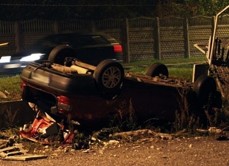 Młody kierowca rozbił płot i dachował. Dwie osoby pojechały do szpitala, on stracił prawo jazdy (zdjęcia)