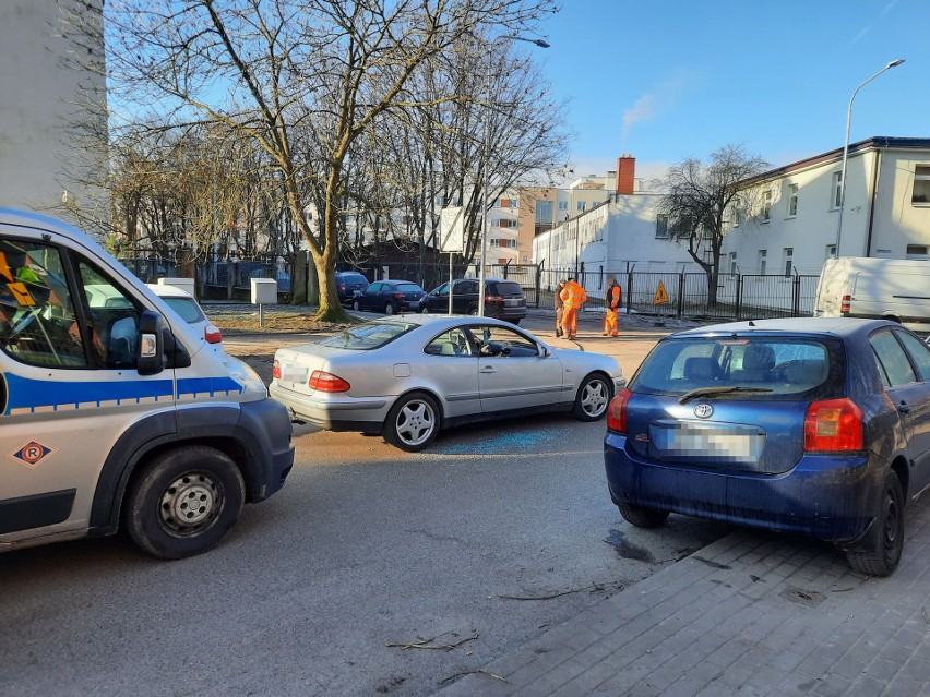 Pijany zasnął na skrzyżowaniu w Słupsku. Zablokował ruch. Wyciągała go policja. Z kieszeni wypadła mu setka [ZDJĘCIA]